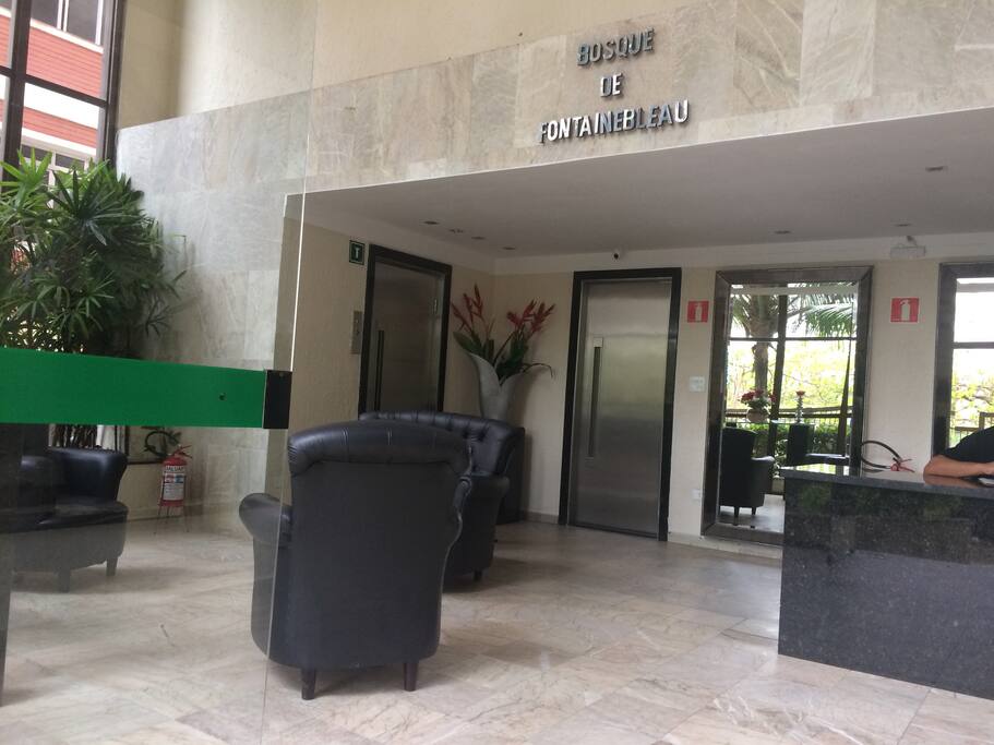 Recepção de entrada do exclusivíssimo Ed. Bosque de Fontanebleau. Visão para a parte interna.