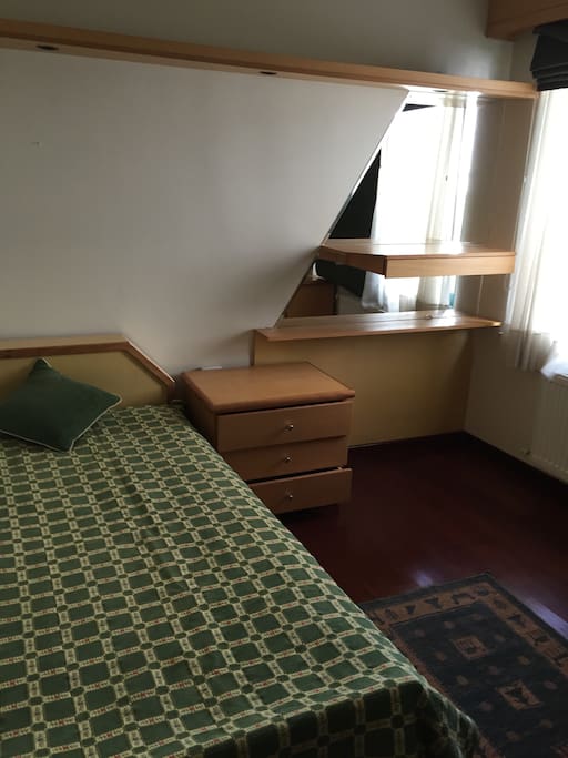 Bedroom with 2 single beds