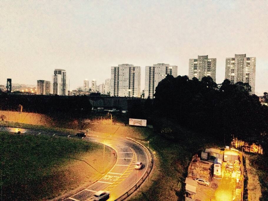 Vista da janela do quarto 2 a noite.