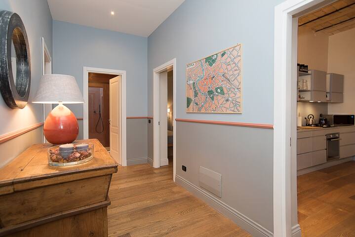 LikeYourHome, in Trastevere, with Jacuzzi ensuite gallery image 2