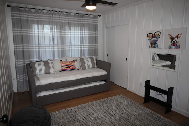 Трета спалня, оборудвана за младите. 

(Споделете тази връзка:
airbnb.com/h/urban-home-cary-nc)