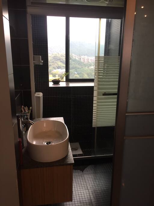 从卫生间望出去一片森林