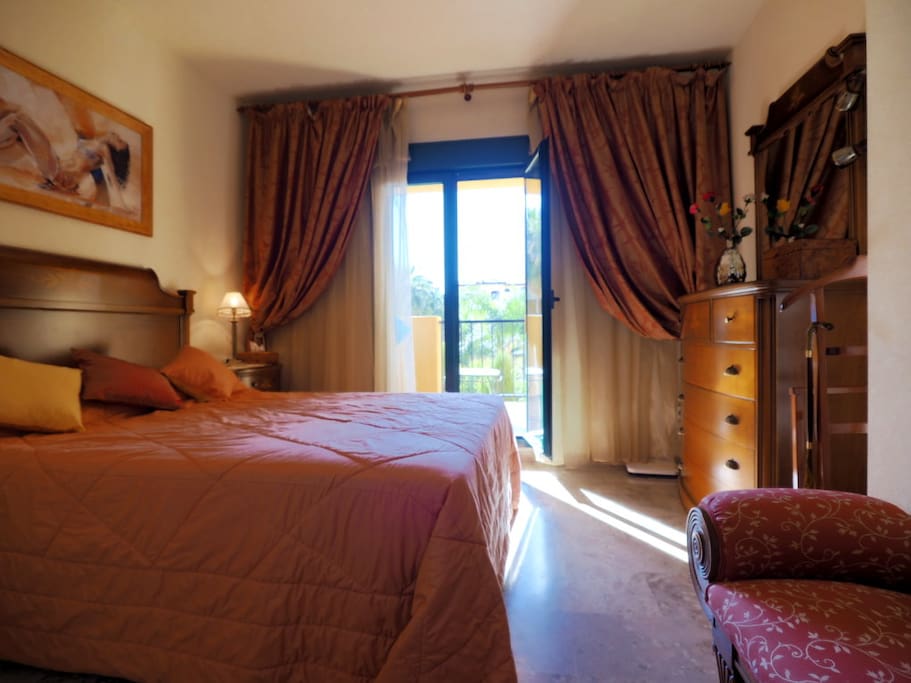 Erstes Schlafzimmer mit Kleiderschrank, Kommode und Ensuite Badezimmer