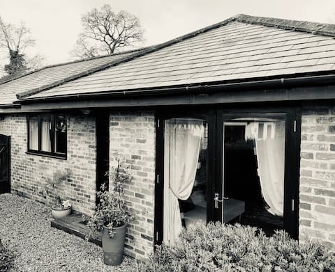 Popular Airbnb listing: Tucked away Lodge in a village location in Windsor And Maidenhead