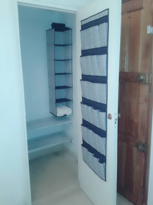 Closet o armario para uso de los huéspedes.