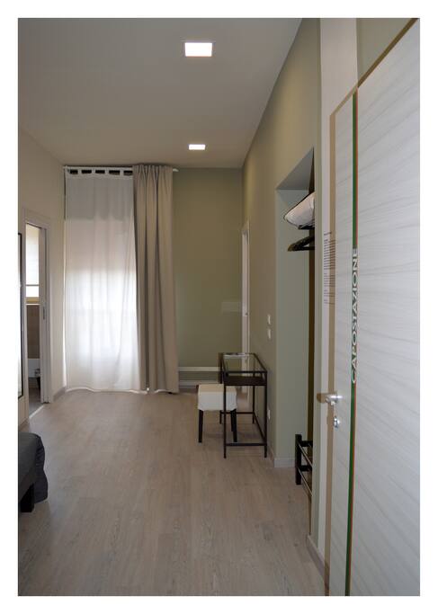 Camere nuove e spaziose curate nei mini particolari.