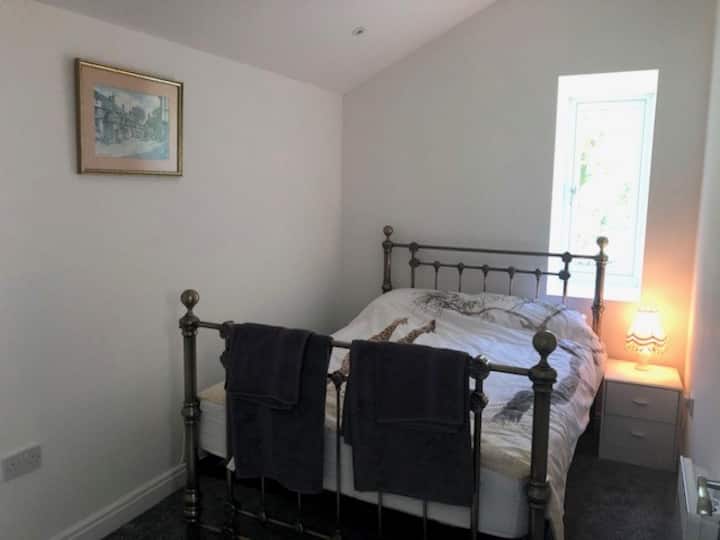 Schlafzimmer mit Doppelbett