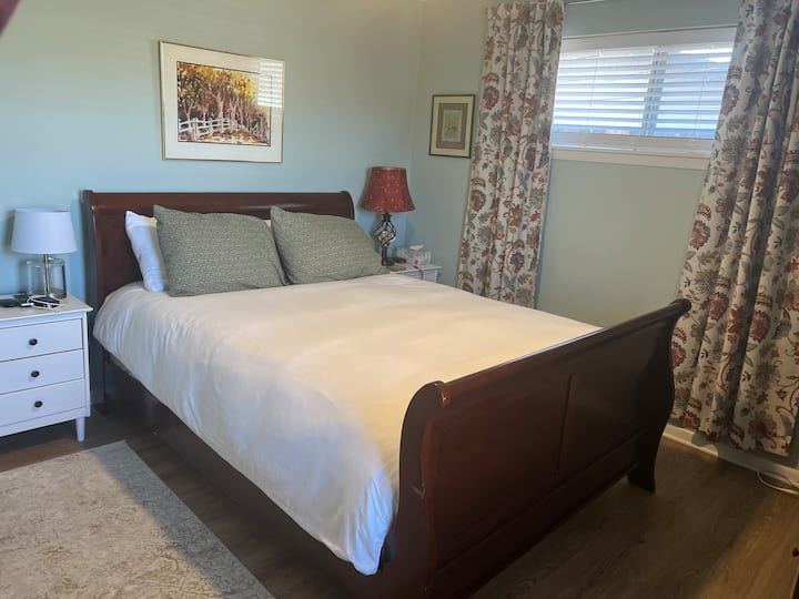 La habitación queen tiene una hermosa cama de trineo de cereza. Solo utilizamos sábanas de algodón 100% y detergentes sin fragancias para toda nuestra ropa de cama y toallas.