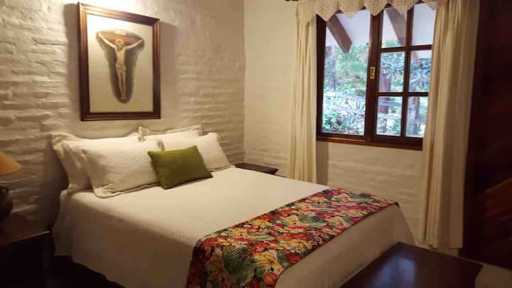 Cama de dos plazas , Habitación 1 con baño privado . 