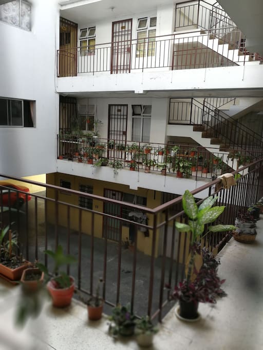 Su hogar en la capital de Costa Rica, San José, Sabana sur.
Entrada del departamento, en la parte inferior cochera para un auto o dos motos.