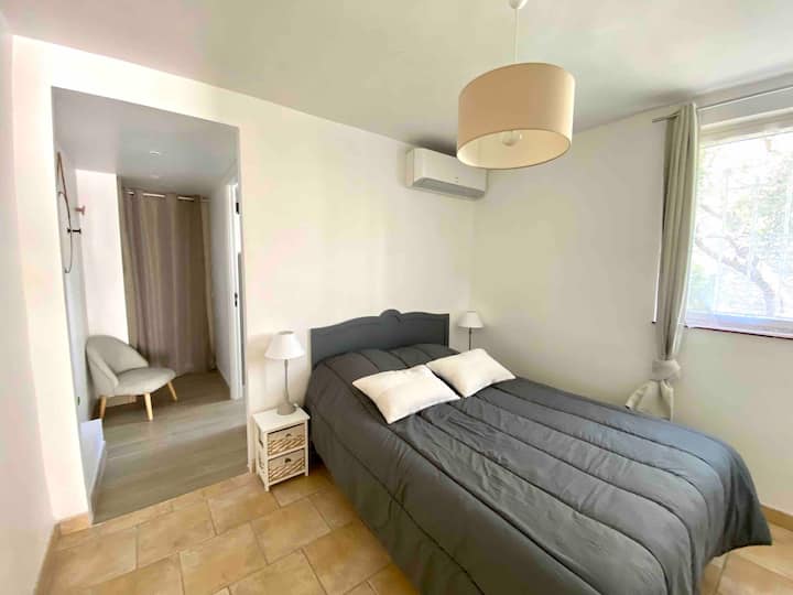 Dormitorio 2 con cuarto de baño e inodoro (cuarto de baño 1).