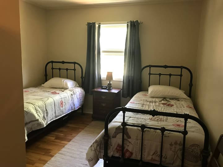 Vitanda pacha katika chumba cha kulala namba 3.  Inashiriki bafu na wageni katika chumba cha kulala #2.  Vitanda hivi ni vipya na nipendavyo ndani ya nyumba.  
