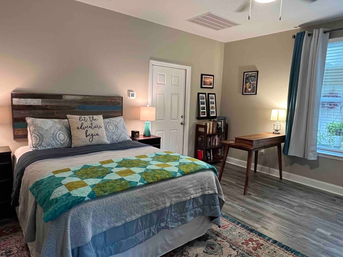 RELAKSOHU në këtë krevat "Sealy queen", komodina me shumë hapësirë magazinimi, abazhurë leximi dhe orë alarmi. Perdet që errësojnë dhomën lejojnë fjetjen brenda. 