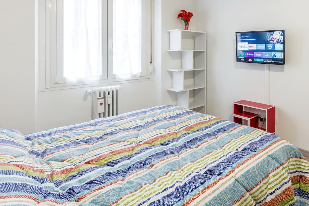 La camera da letto, luminosa e silenziosa