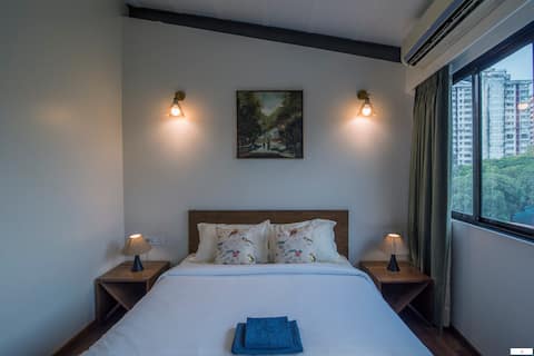 Ensuite Private Room in the heart of Colaba!