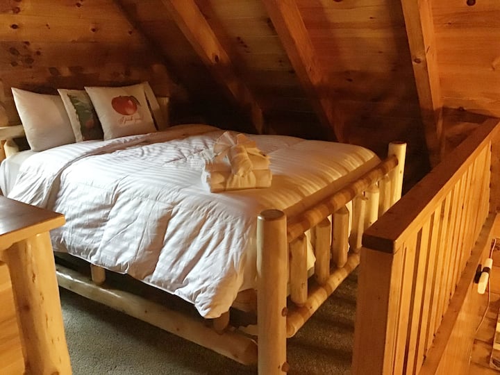 Menšia manželská posteľ v lofte