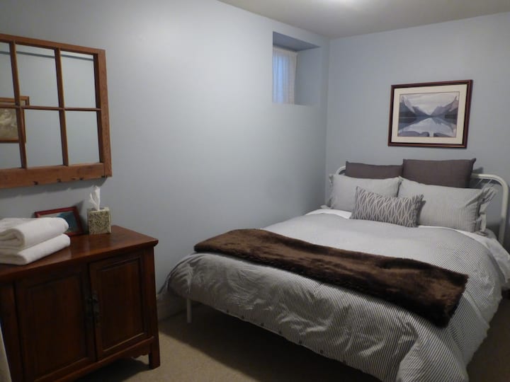 chumba cha kulala cha pili na kabati ndogo na friji ya kuhifadhi