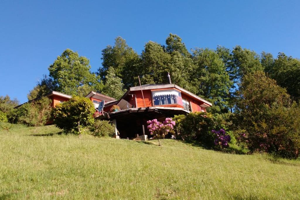 Vista de la casa desde el jardin. Vivienda en pendiente, tipo de emplazamiento que permite el dominio visual de todo el valle.