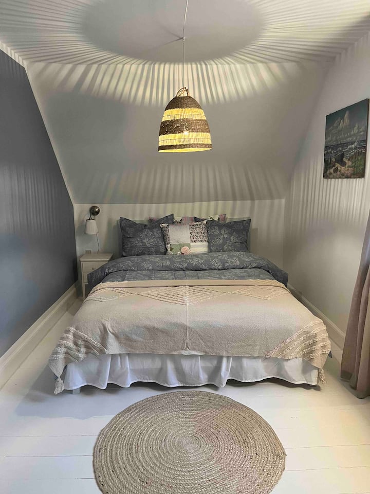 Spálňa na 1. poschodí s manželskou posteľou 140 x 200 cm