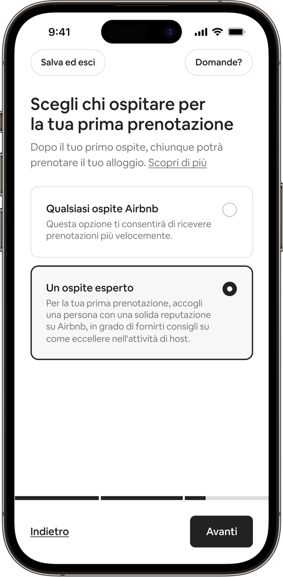 Un telefono mostra un titolo che recita: Scegli chi ospitare per la tua prima prenotazione. Gli host possono aprire il loro alloggio a qualsiasi ospite Airbnb, oppure decidere di accoglierne uno esperto. È stato selezionato il pulsante relativo agli ospiti esperti.