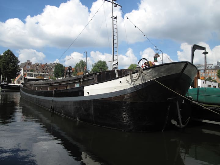 Romantic, stylish B&B houseboat in canal district