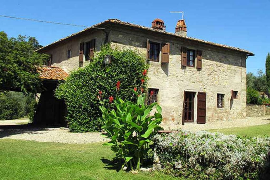 Villa La Collina surrounded by a large private garden with swimming-pool