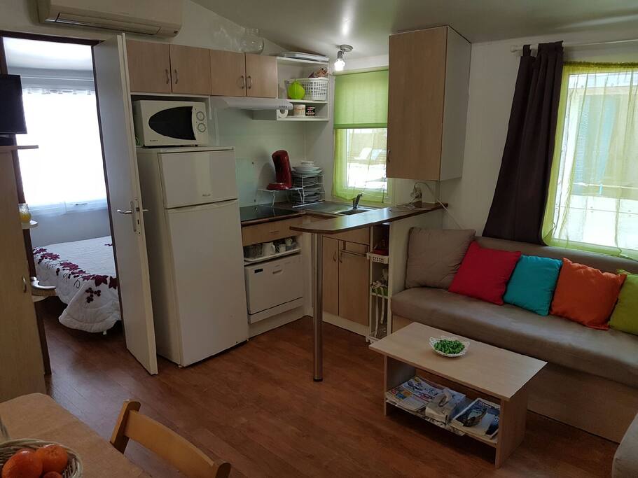 cuisine équipé télé TNT climatisation accés WIFI banquette transformable en lit 2 places supplémentaire