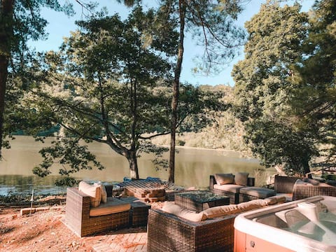 Cozy Cabin on Lake front with Hot tub & firepit