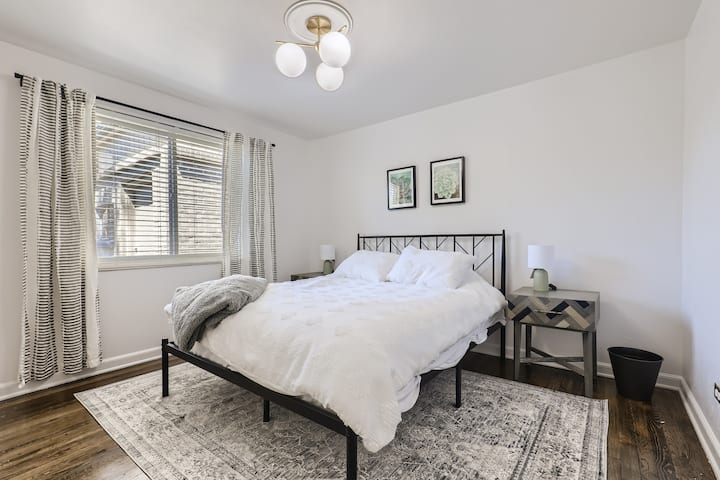 Ზედა საძინებელი #1 152 × 203 სმ ზომის საწოლით