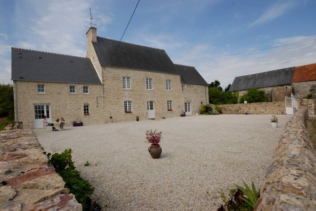 Notre maison, près des plages du débarquement et à 25 minutes de la Gare maritime de Cherbourg / Our house near the D-Day landing beaches and 20 miles away from the Cherbourg ferry terminal
