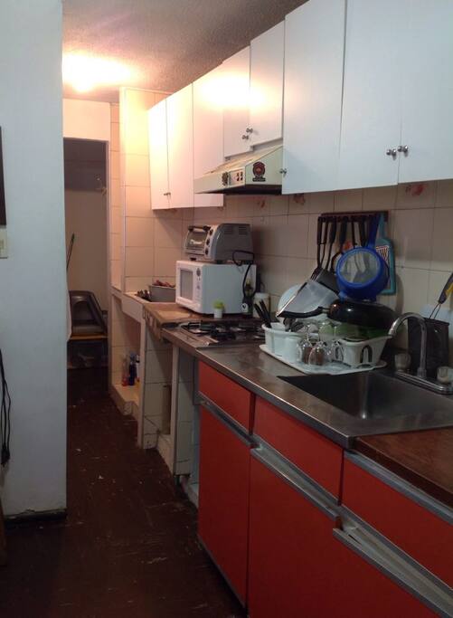Cocina, con opciòn para utilizar la batería de cocina
cuenta con refrigerador, estufa, licuadora y sanduchera.