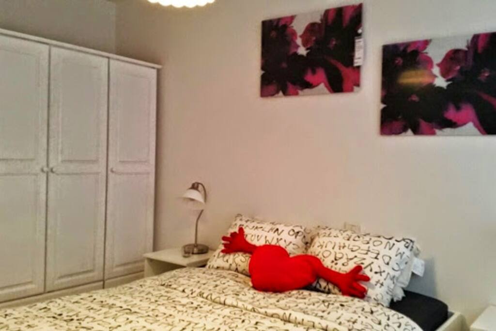 De slaapkamer met kastruimte
