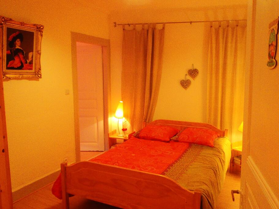 Chambre à coucher .. confortable :) avec draps.oreillers.ect..