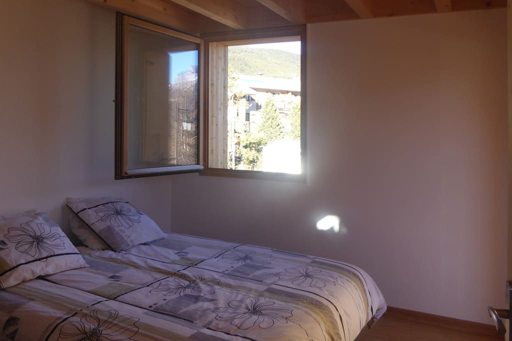 La chambre des parents avec un grand lit