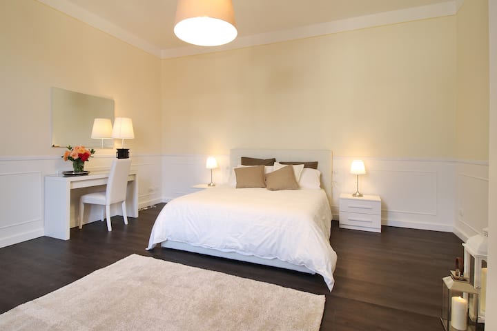 chumba cha kulala mara mbili chenye nafasi kubwa n.3 kilicho na bafu