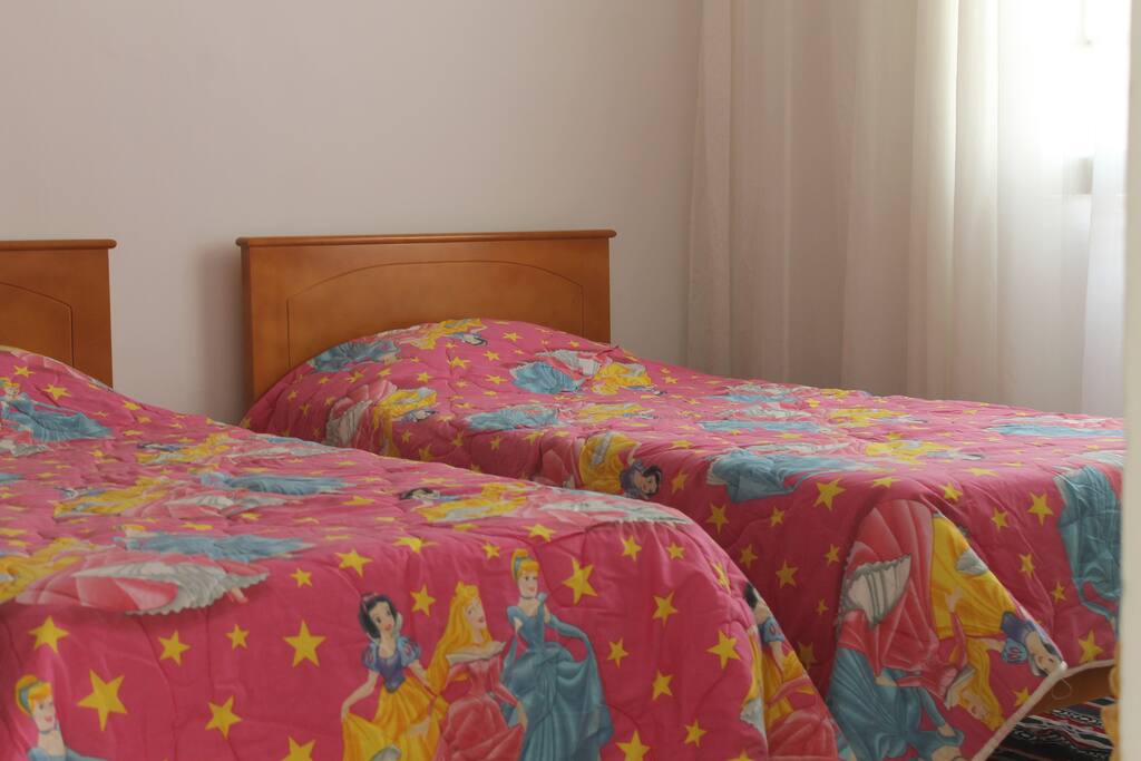 chambre spacieuse avec un grand garde robe ,les matlats orthopédiques ;les couvertures sont disponibles dans tous les saisons