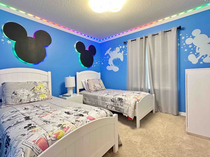 Ai është miu më i sjellshëm, qesharak dhe më i këndshëm ndonjëherë. Në këtë dhomë gjumi do të shijosh përvojën brenda parqeve. Në këtë dhomë gjumi do të gjesh dy krevate tek, deko me drita LED, një televizor inteligjent, një dollap, perde, dritë tavani, portrete.   
