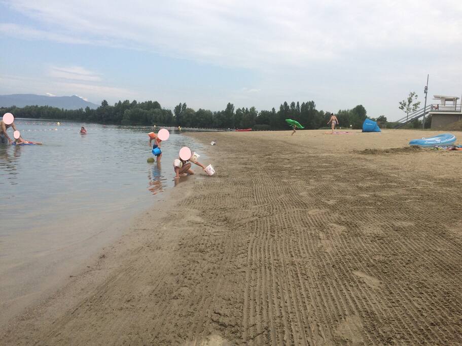 Base nautique à 30 min, baignade surveillée, plage de sable fin, poste de secours, grand parking, cabines pour se changer, WC, douche, snack, aire de jeux pour enfants.