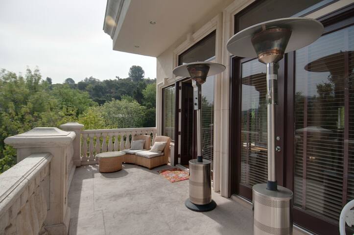 Hollywood Hills Multiview Estate Villa gallery image 3