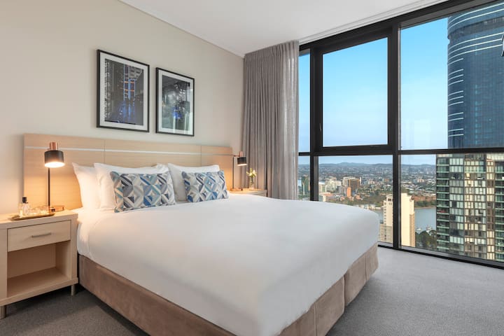 Spacious 2 Bed Apartment with kitchen & laundry