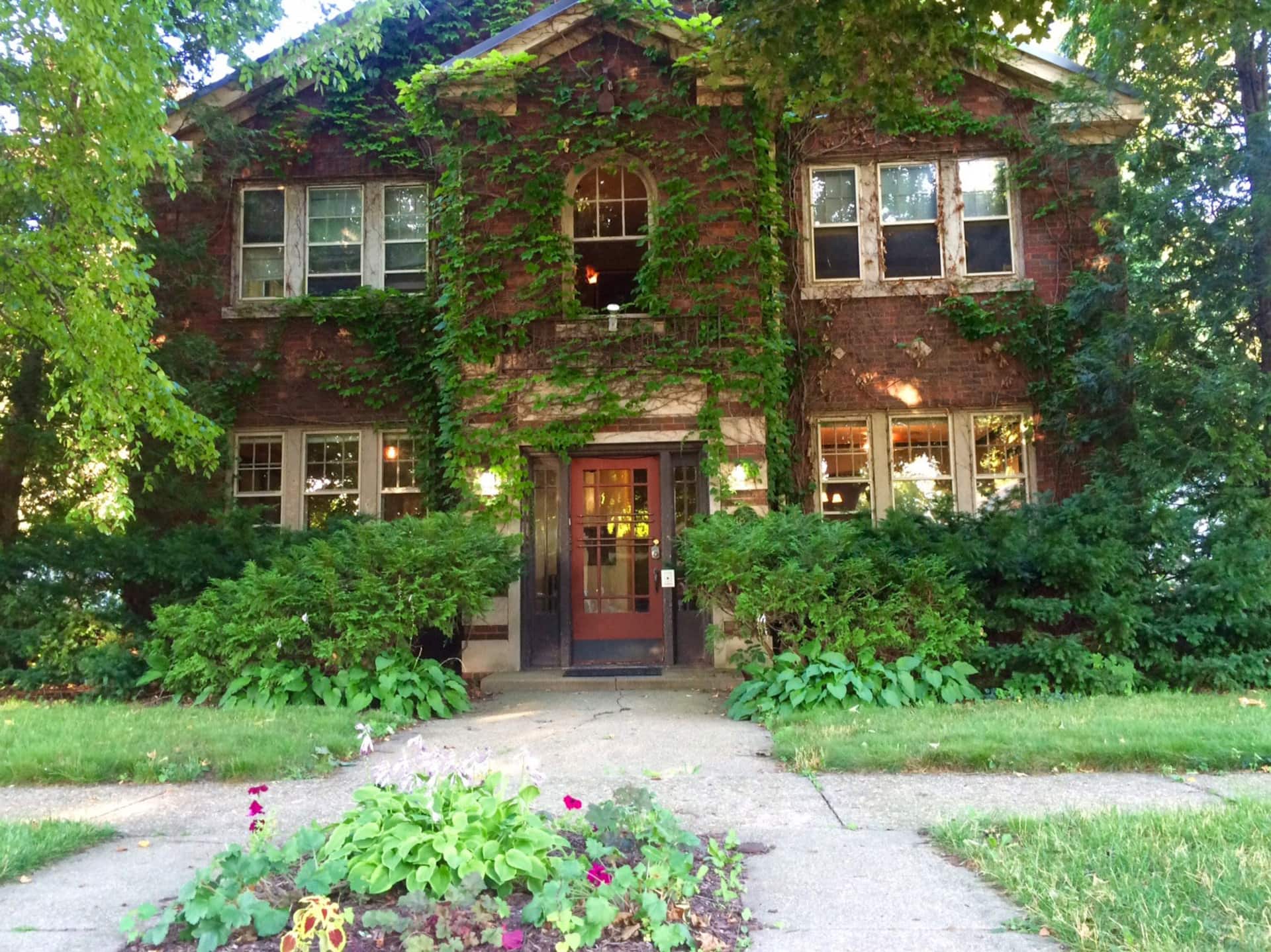 Upscale Urban Retreat 1 bedroom, ground Floor