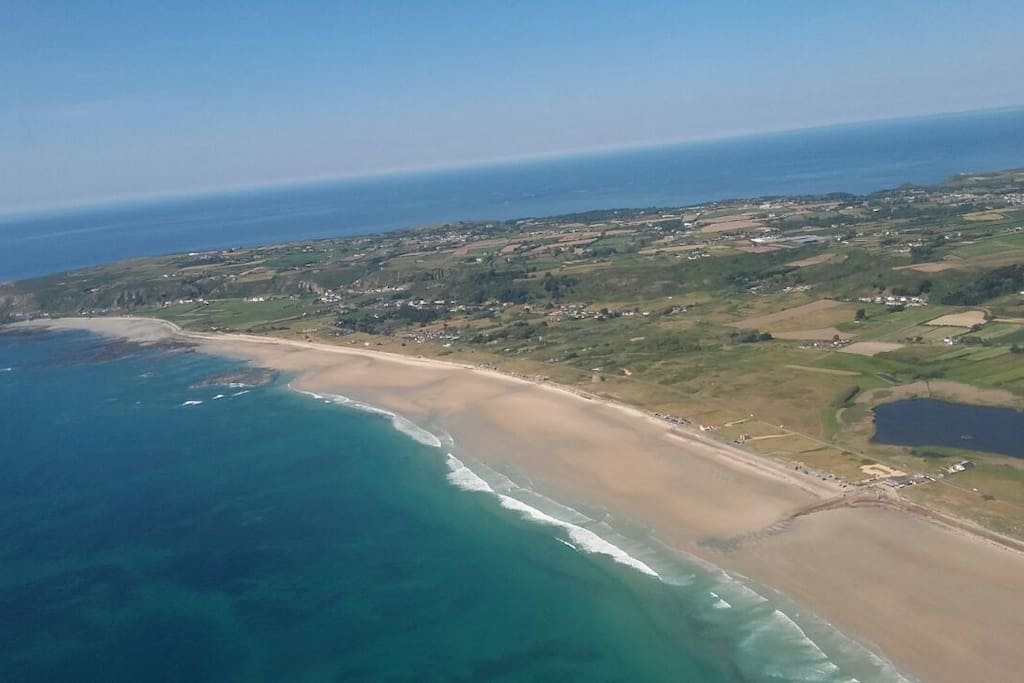 So sieht der Anflug auf Jersey aus der Luft aus.
This is how the approach to Jersey looks like from the air.