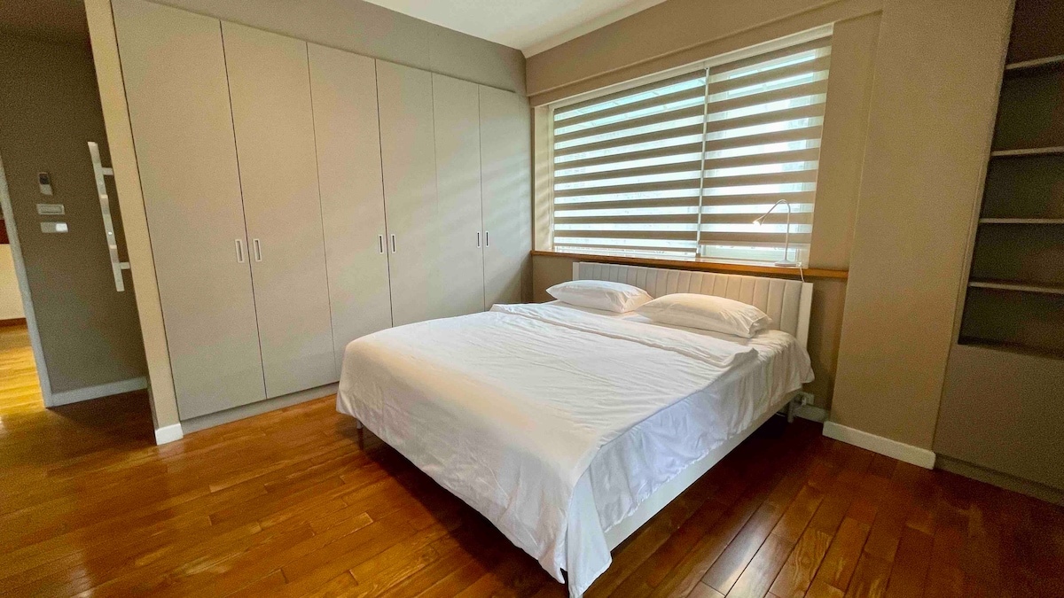 เตียงใหญ่พร้อมเตียงคิงไซส์และตู้เสื้อผ้าโต๊ะทำงานห้องน้ำทั้งหลัง