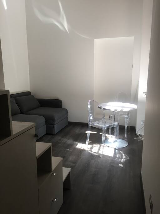 ingresso con vista su zona giorno. Le scale contengono comodi armadi per riporre le proprie cose/entrance with view on living area. The stairs contain comfortable wardrobes for storing your belongings