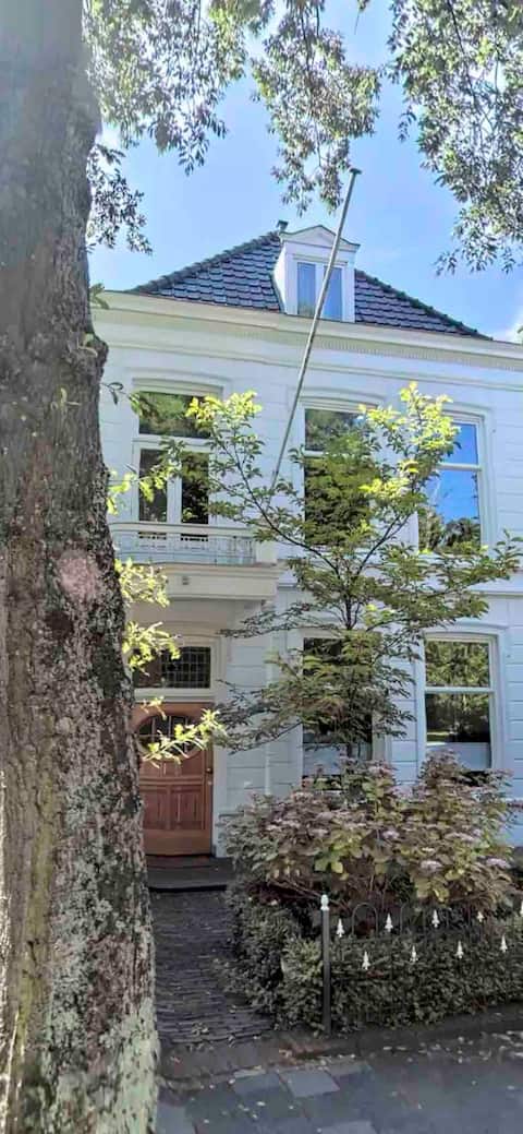 Stijlvol appartement in monumental stadsvilla