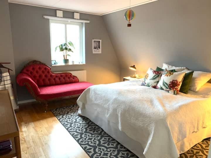 חדר שינה ראשי עם מיטת קינג סייז