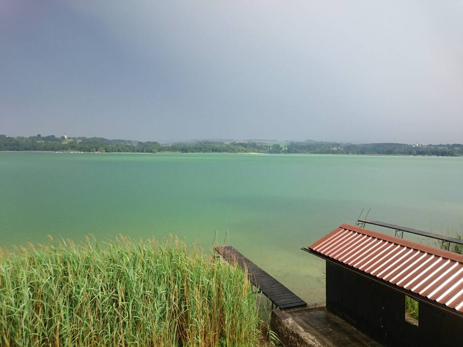 Steg und Bootshäuschen zum See