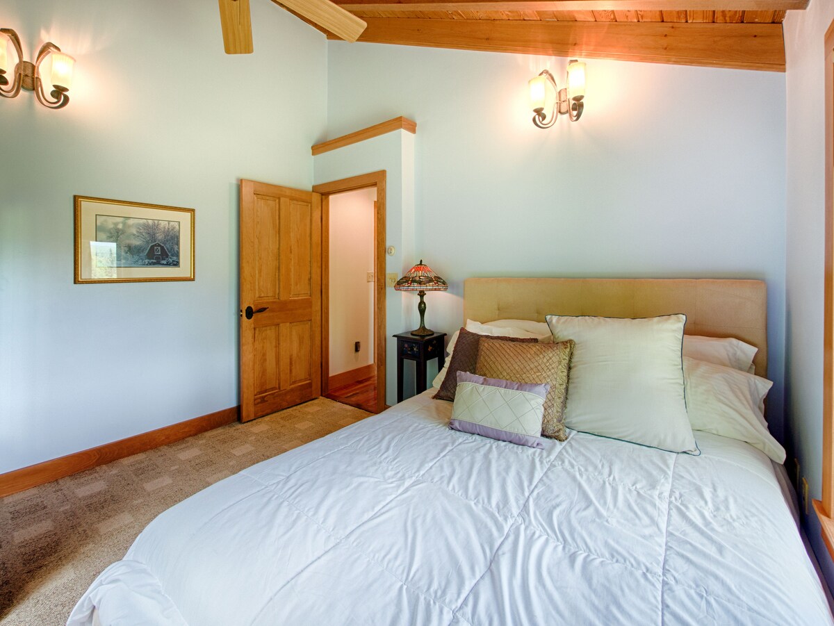 Spálňa č.5. Manželská posteľ Queen, hlavné poschodie.