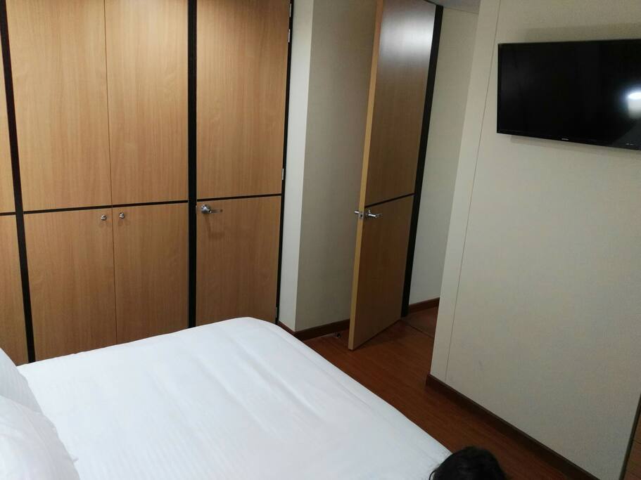 Alcoba Principal: cama doble, armario, televisor, baño privado completo y balcón. Master bedroom: Double bed, closet, private bathroom, balcony and TV.