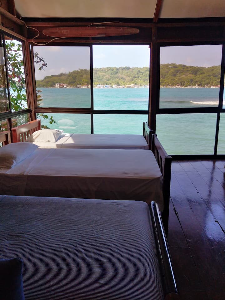 Horná obývacia izba so 4 lôžkami.